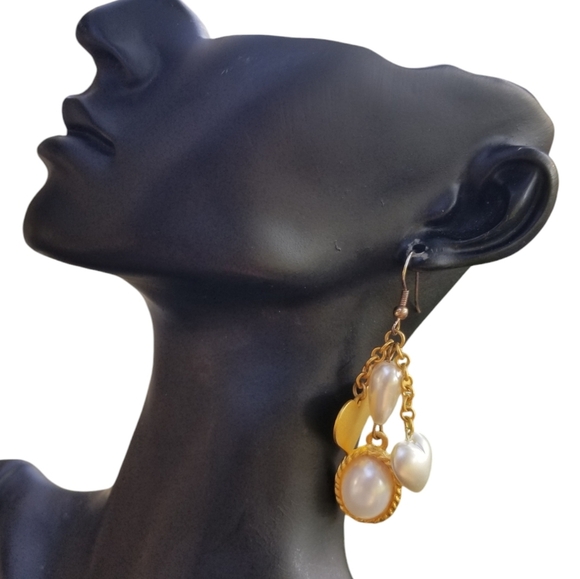 VINTAGE GOLDTONE HEARTS & FAUX PEARL CHARMS DROP STYLE HOOK EARRINGS - Picture 2 of 4
